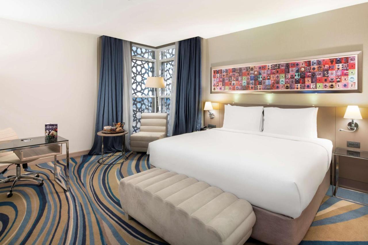 Radisson Blu Hotel, Corniche Hotel