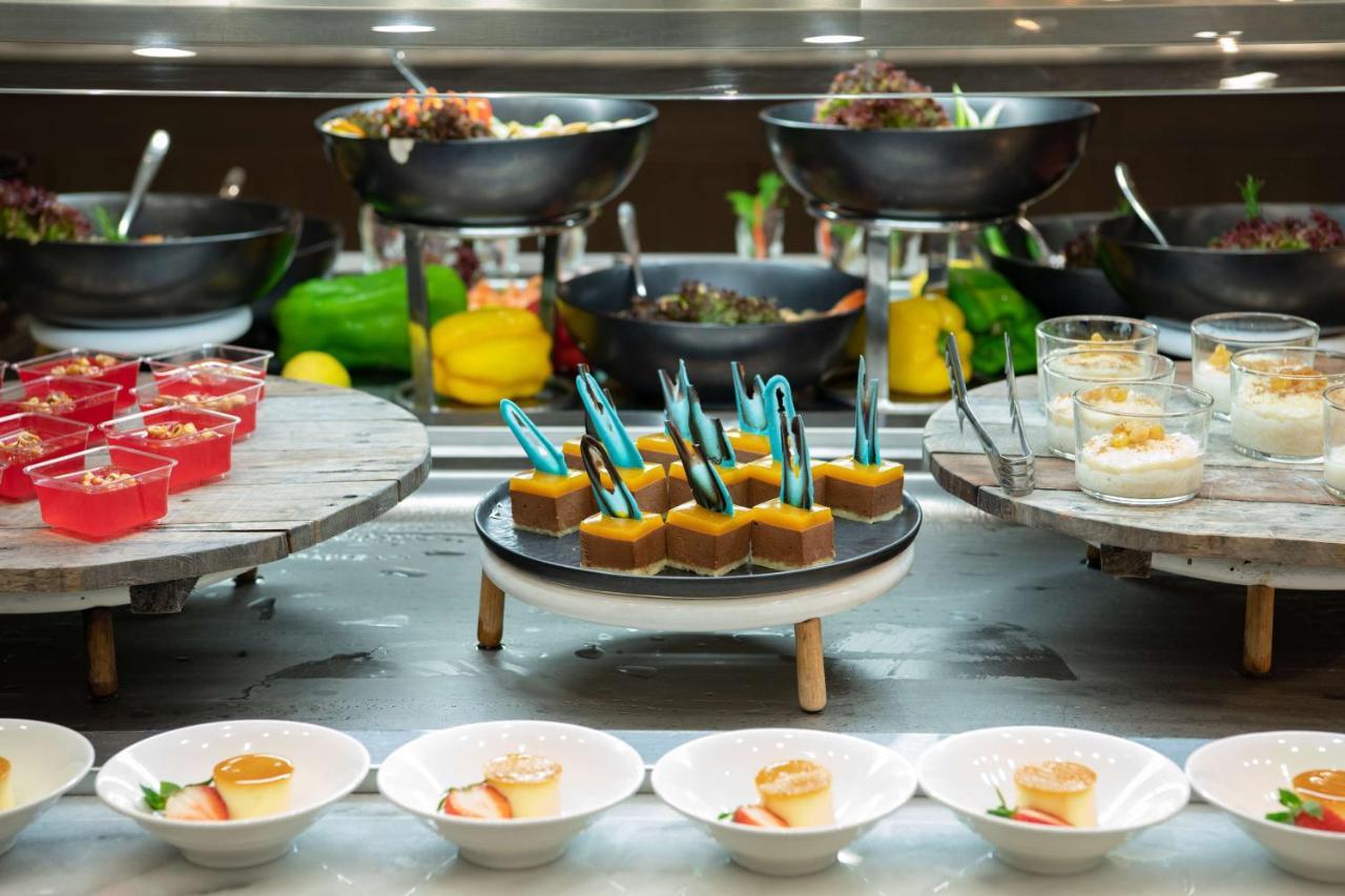 Radisson Blu Hotel, Corniche Hotel 4*