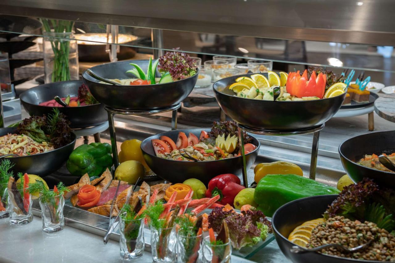 Radisson Blu Hotel, Corniche Hotel