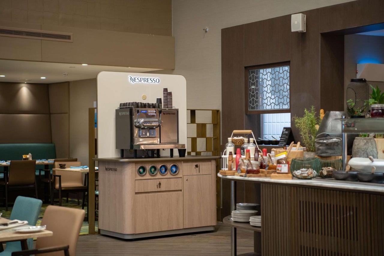 Radisson Blu Hotel, Corniche 4*