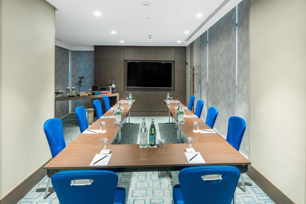 Radisson Blu Hotel, Corniche 4*