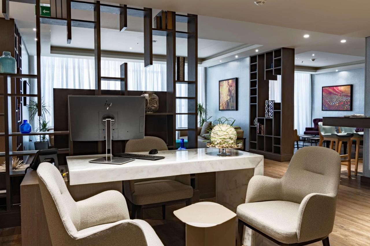 Radisson Blu Hotel, Corniche