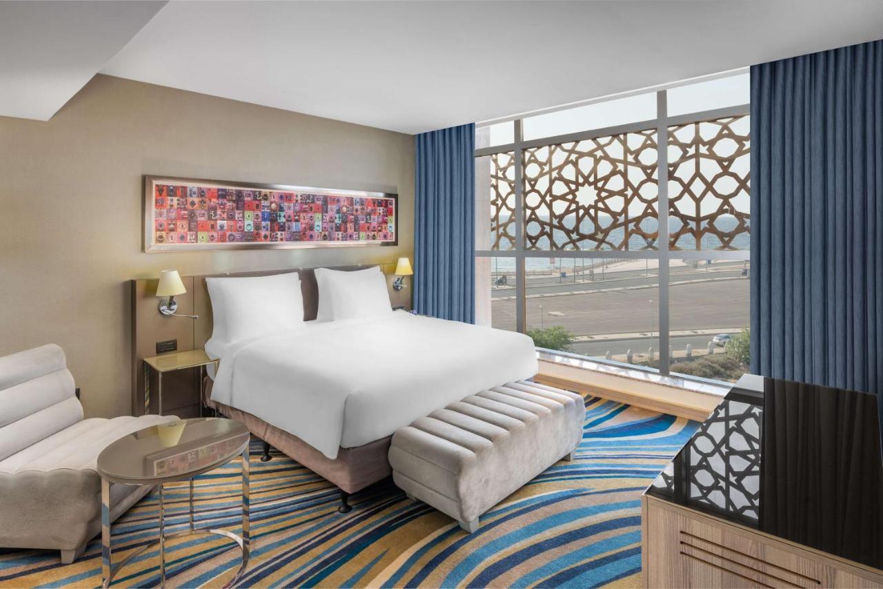 Radisson Blu Hotel, Corniche Hotel 4*