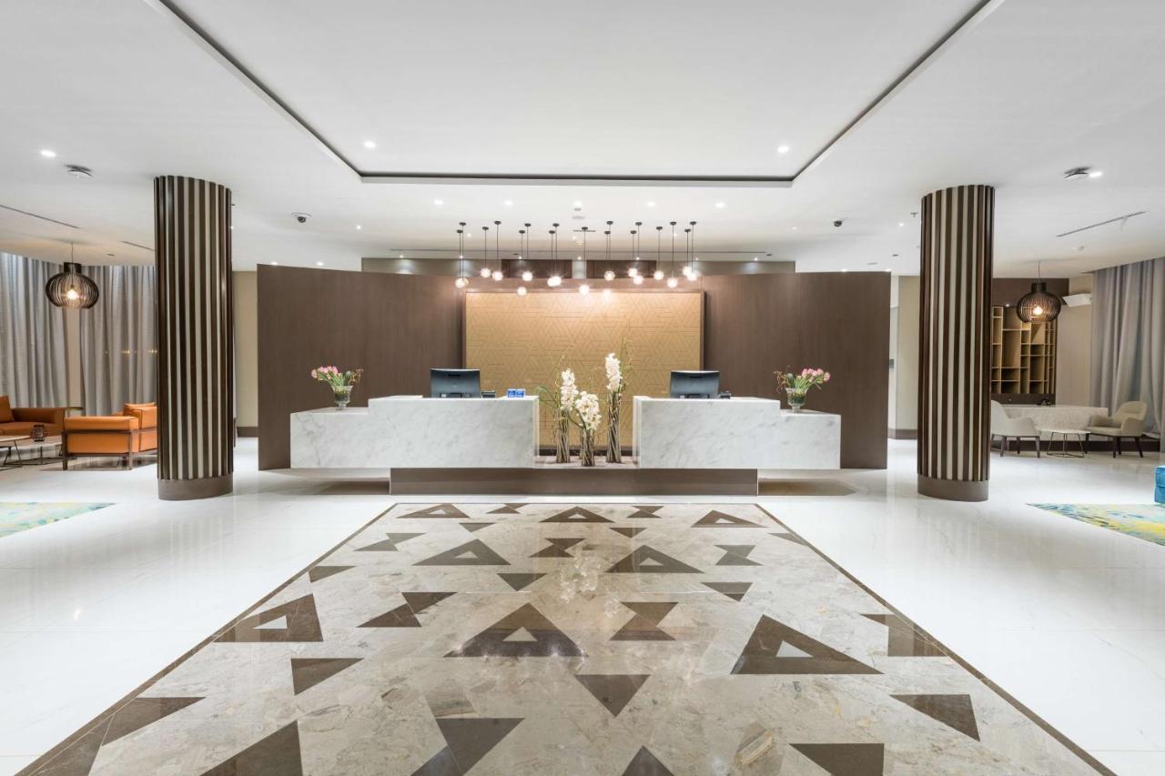 Radisson Blu Hotel, Corniche 4*