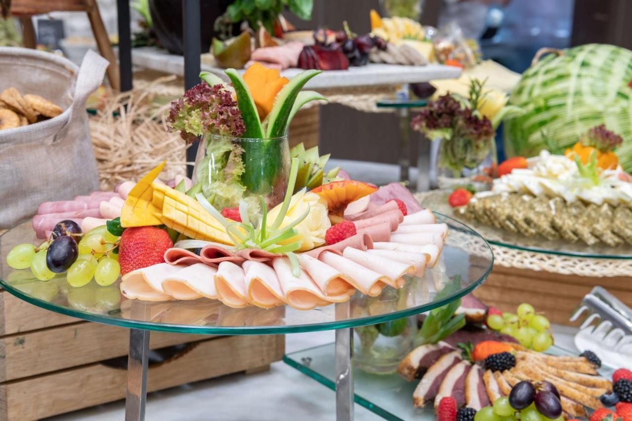 Radisson Blu Hotel, Corniche Hotel 4*