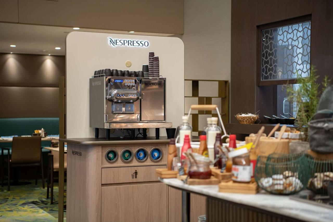 Radisson Blu Hotel, Corniche