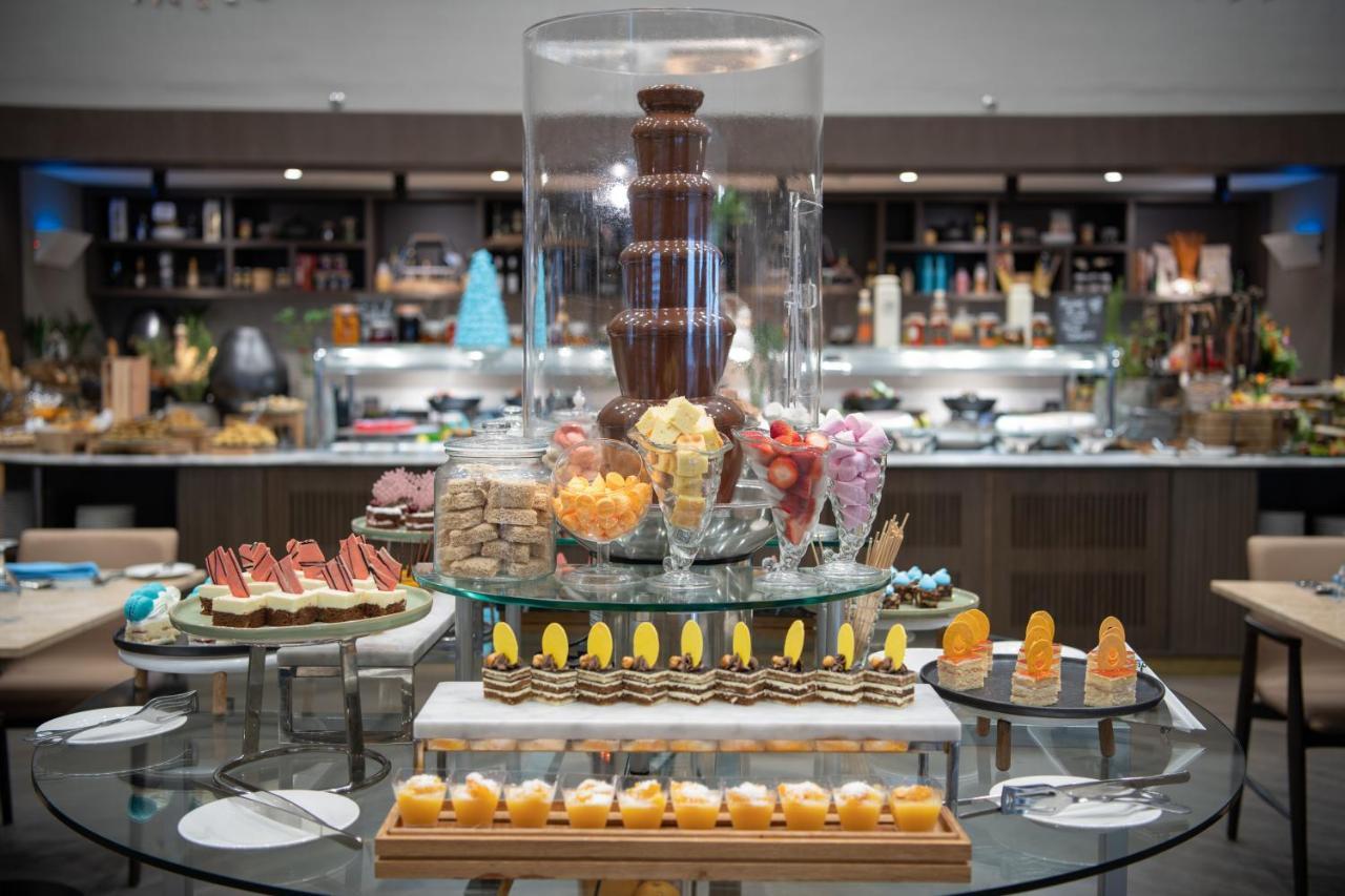 Radisson Blu Hotel, Corniche