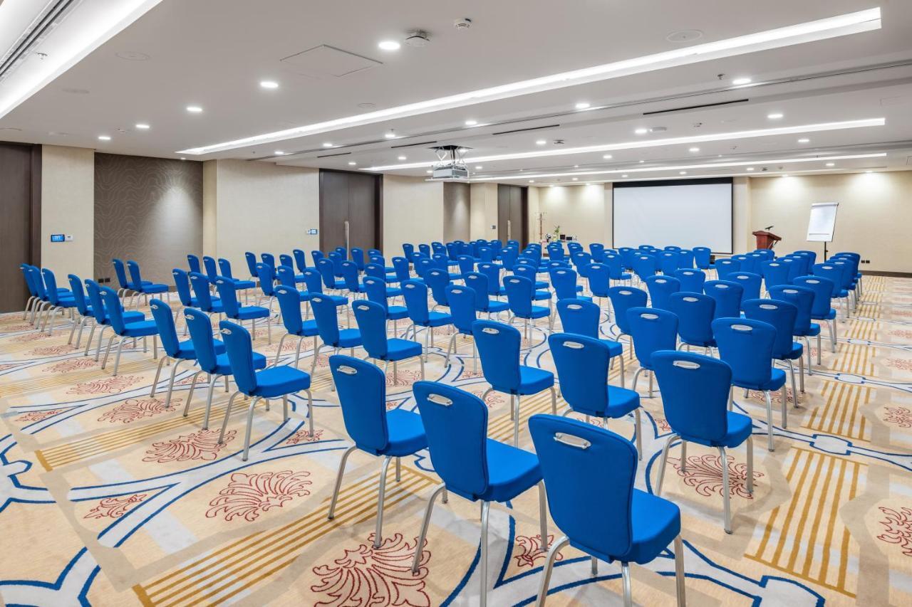 Radisson Blu Hotel, Corniche 4*
