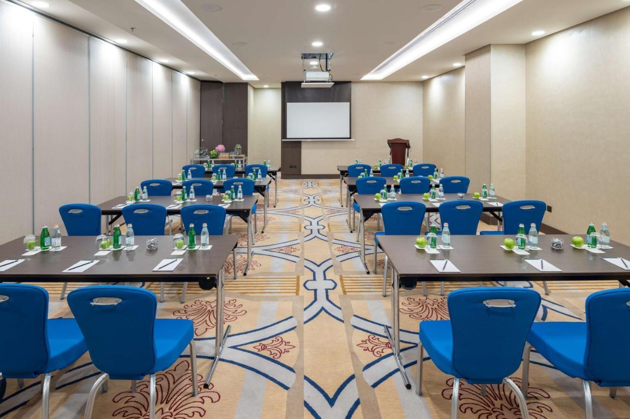 Radisson Blu Hotel, Corniche Hotel